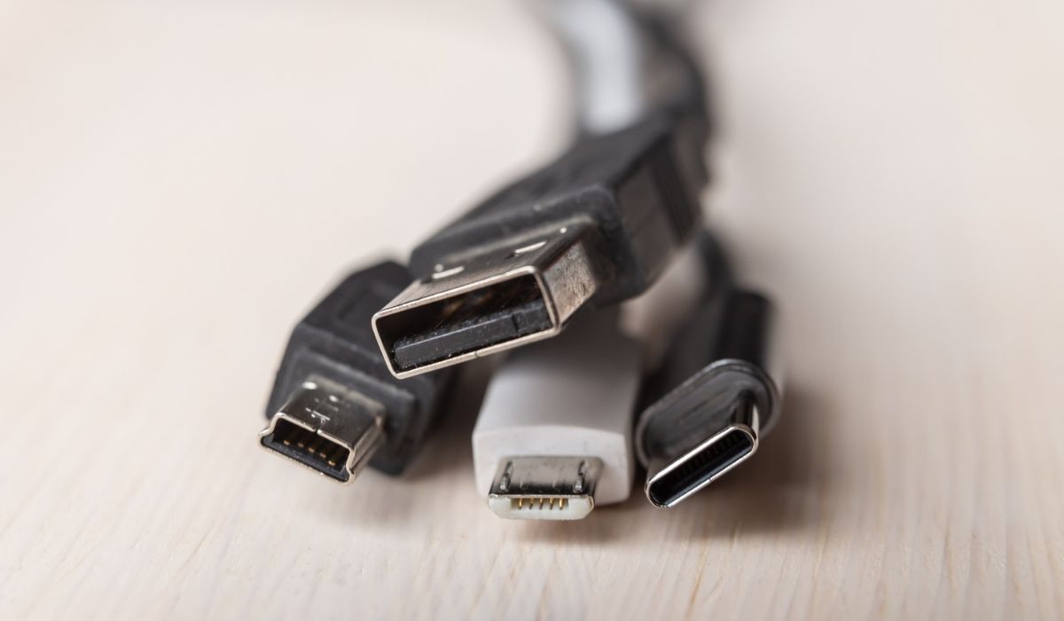 Make sure the camera is properly connected to the computer via the USB cable.
Ensure that the cable is not damaged or loose.